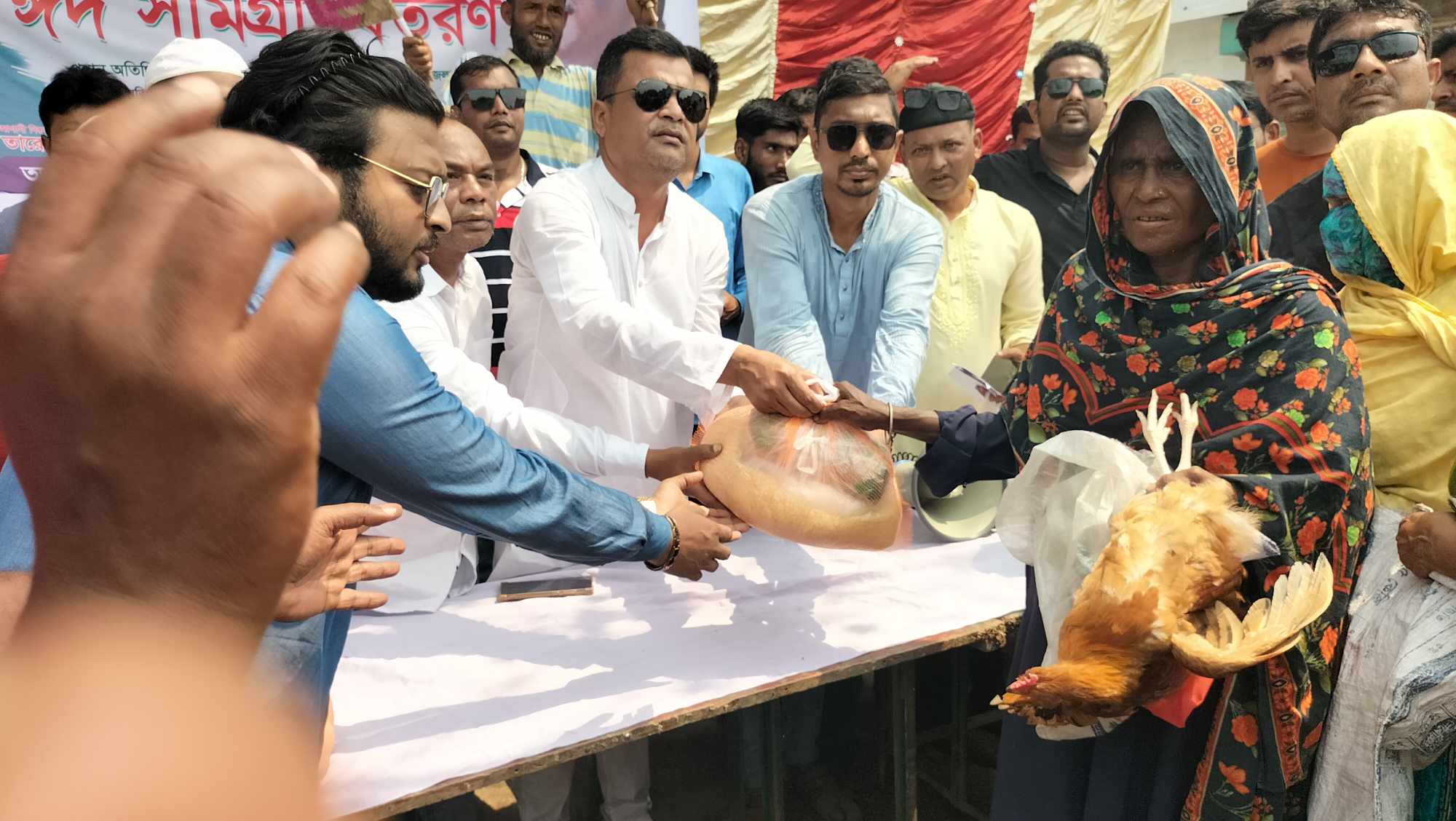 নাটোরে বিএনপির উদ্যোগে দুঃস্থদের মাঝে ঈদ সামগ্রী বিতরণ