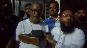 সাবেক সিইসি নুরুল হুদাকে ‘জুতার মালা’ দিয়ে পুলিশে সোপর্দ