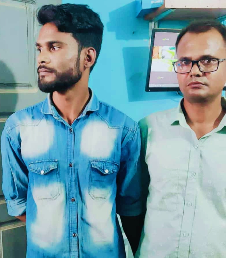 সিরাজগঞ্জ থেকে নাটোর এসে সাংবাদিক পরিচয়ে চাঁদাবাজি, অতঃপর গ্রেপ্তার দুই ভাই