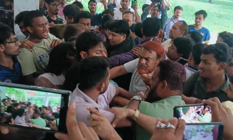 পোষ্য কোটা ইস্যুতে উত্তপ্ত রাজশাহী ক্যাম্পাস, শিক্ষার্থীদের সাথে হাতাহাতি