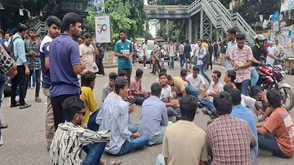 তিতুমীরের সামনে ১ ঘণ্টা সড়ক অবরোধ শিক্ষার্থীদের