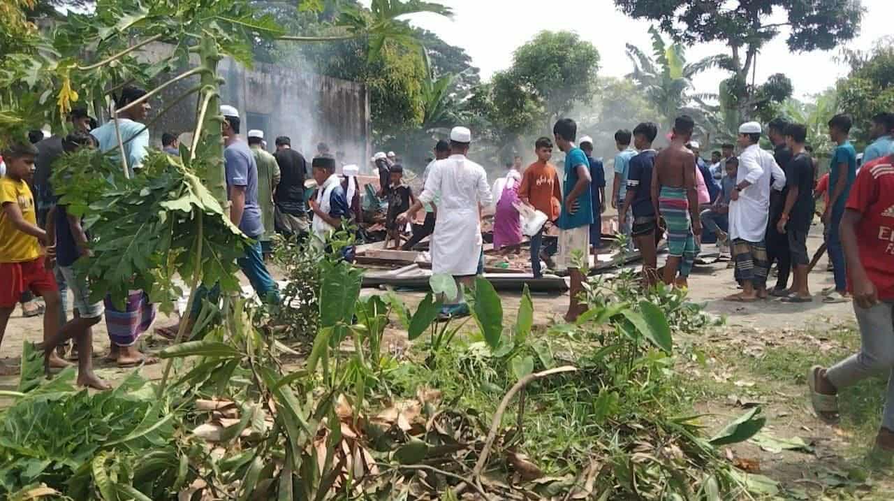 হোমনায় মহানবী (সাঃ) কে নিয়ে কটুক্তি, মাজার ও বাড়িঘর ভাঙচুর-অগ্নিসংযোগ করলো ক্ষুব্ধ জনতা