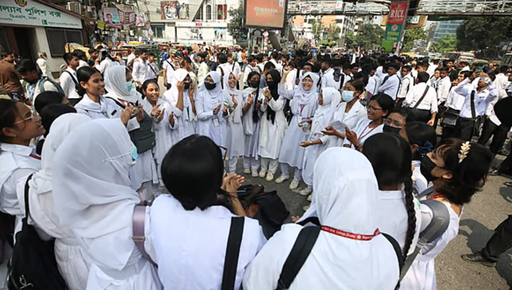 সায়েন্স ল্যাবের ব্লকেড কর্মসূচি তুলে নিল ছাত্ররা