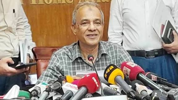 আমার ছেলেমেয়ে দেশে, আমি একা ‘সেফ এক্সিট’ নিয়ে কী করব: স্বরাষ্ট্র উপদেষ্টা