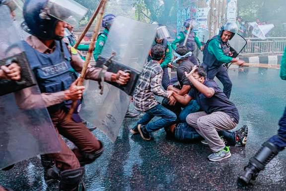 ৪৭তম বিসিএস: আন্দোলনকারীদের ছত্রভঙ্গ করতে পুলিশের লাঠিপেটা, জলকামান
