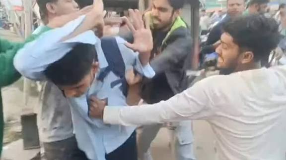 বাটপার-ভন্ড বাউল আবুল সরকারের মুক্তির দাবিতে খুলনায় মানববন্ধনে হামলা, মারধর