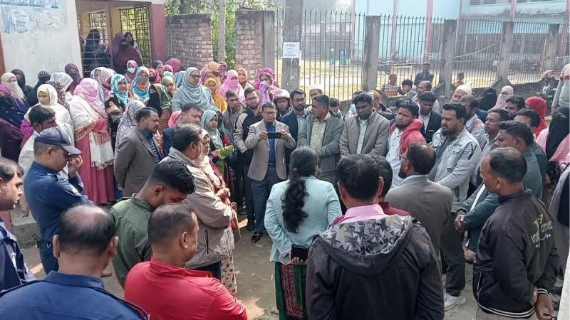 বাধ্য হয়ে স্কুলের তালা ভেঙে পরীক্ষা নিলেন ইউএনও