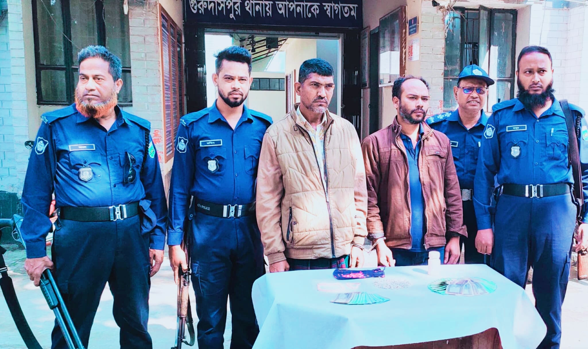 গুরুদাসপুরে ২১ মামলার আসামী মাদক সম্রাট ভম্বু দম্পতি সহ আটক ৩