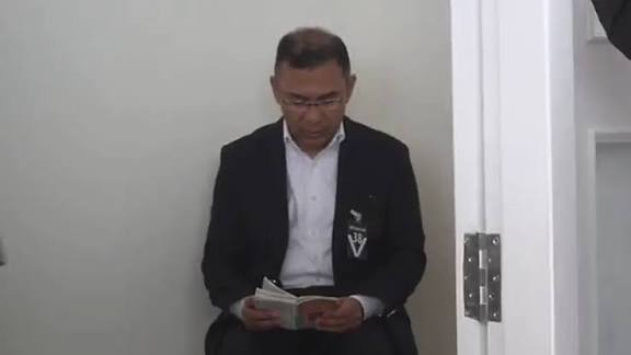 মায়ের পাশে বসে কোরআন পড়ছেন তারেক রহমান