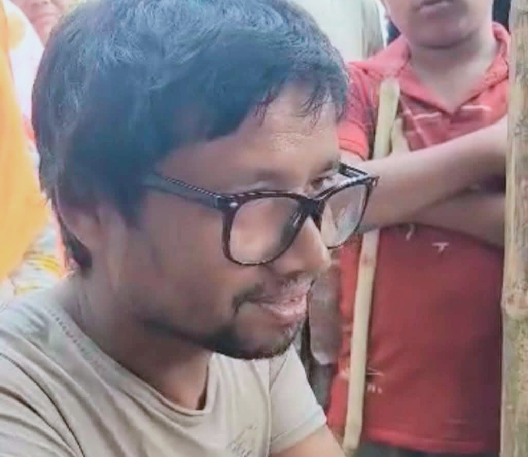 <span>বন্দিদশা পেরিয়ে এক অবিশ্বাস্য প্রত্যাবর্তন / </span>২৫ বছর পর নিজ বাড়িতে ফিরলেন নিখোঁজ রেজাউল