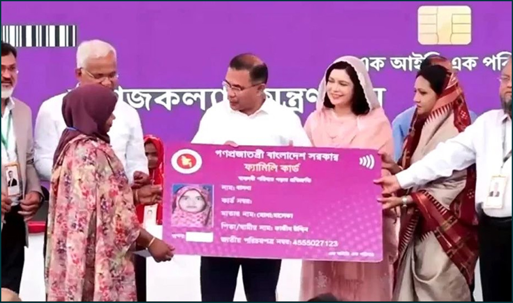 উদ্বোধনের আগেই ফ্যামিলি কার্ডের টাকা পেয়ে আনন্দে আত্মহারা কড়াইল বস্তিবাসী
