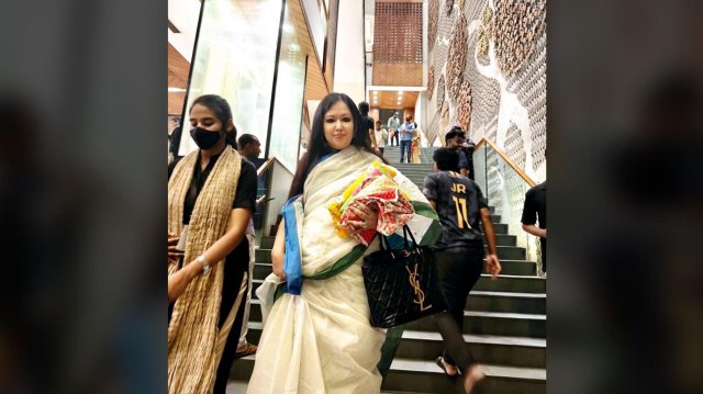 আড়ংয়ের কাণ্ডে হাতে কাপড় নিয়ে ফিরলেন রুমিন ফারহানা