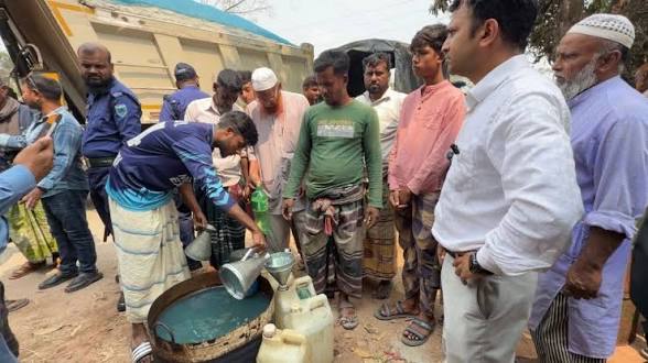 পাবনায় ড্রয়িংরুমে মিললো ‘মিনি পেট্রোল পাম্প’
