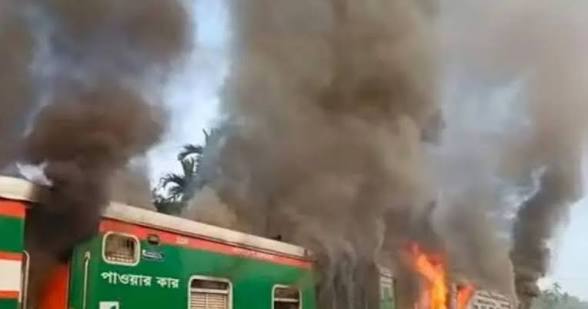 সীতাকুণ্ডে চট্টলা এক্সপ্রেস চলন্ত ট্রেনে ভয়াবহ আগুন
