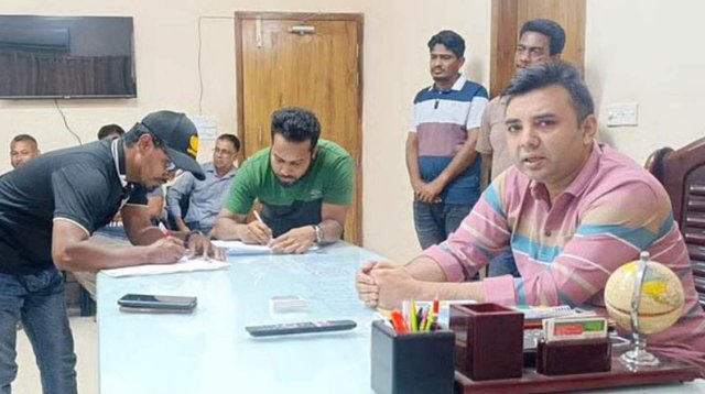 দুই সাংবাদিককে হাতকড়া পরিয়ে থানায় নেওয়া এসিল্যান্ডকে প্রত্যাহার