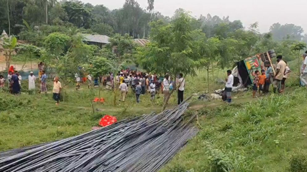 যমুনা সেতুর পূর্বপাড়ে রডবোঝাই ট্রাক উলটে নিহত ১৫