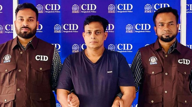১২০ কোটি টাকা হাতিয়ে নিয়ে বিদেশ যাওয়ার সময় বিমানবন্দরে ধরা