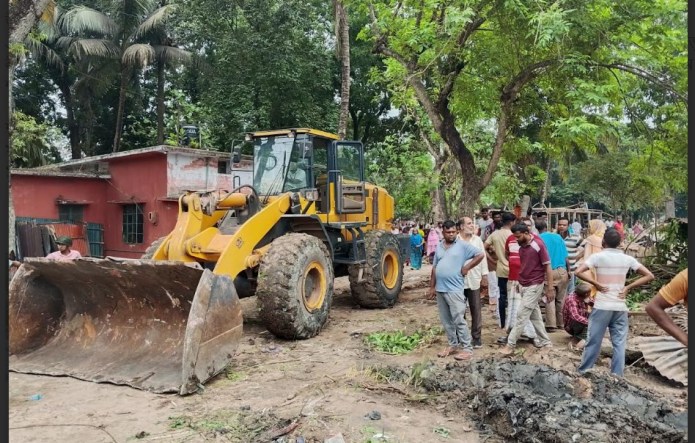 উচ্ছেদ অভিযানে গুঁড়িয়ে দেওয়া হলো আ.লীগের দুই কার্যালয়