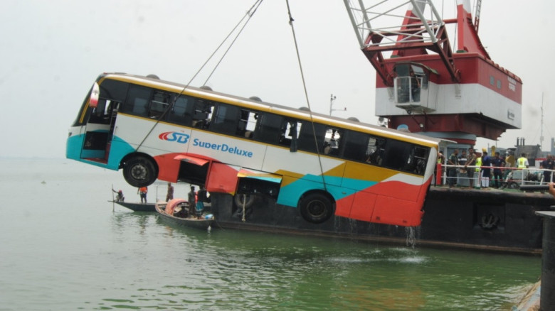 দৌলতদিয়ায় নদীতে পড়া বাসটি আড়াই ঘণ্টা পর উদ্ধার, আগেই নামিয়ে দেওয়া হয় যাত্রীদের