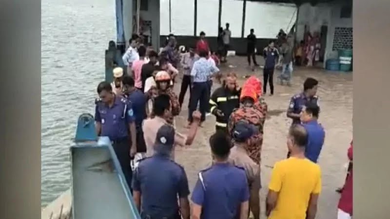 দৌলতদিয়া ফেরিঘাটে আবারও পন্টুন থেকে পড়ে পদ্মায় ডুবে গেল বাস