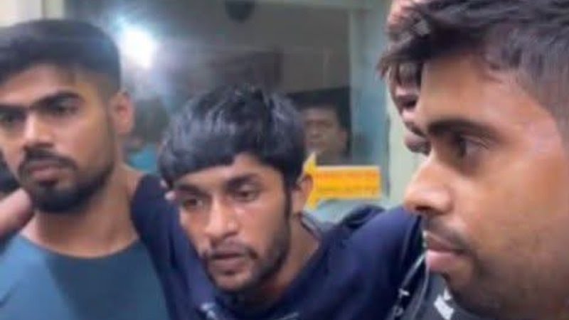 কারাগারের দেয়াল টপকে পালালেন আসামি, দাঁড়িয়ে থেকে দেখলেন কারারক্ষীরা