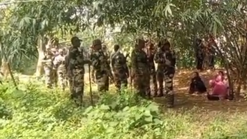 দিনাজপুর সীমান্তে ৯ নারীকে ঠেলে পাঠানোর চেষ্টা, লাঠি হাতে অবস্থান করছেন স্থানীয়রা
