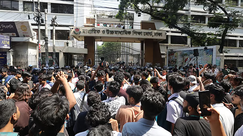 চলছে নৈরাজ্য: শিক্ষামন্ত্রীর পদত্যাগ দাবিতে অনড় আন্দোলনকারীরা