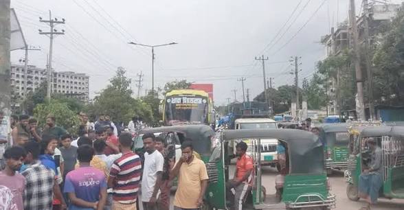 গ্যাসের দাবিতে জামালপুর-টাঙ্গাইল মহাসড়ক অবরোধ করছেন সিএনজি চালকরা