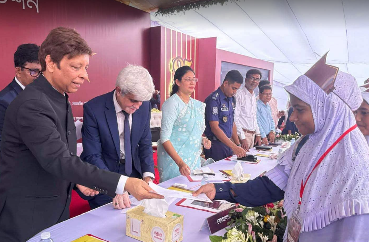 সিরাজগঞ্জে খাজা মোজাম্মেল ফাউন্ডেশনের পক্ষ থেকে মেধাবী শিক্ষার্থীদের বৃত্তি প্রদান