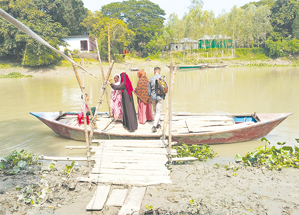 ঘাটাইলে সেতু না থাকায় চরম দুর্ভোগে ১০ গ্রামের হাজারও মানুষ