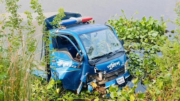 নিয়ন্ত্রণ হারিয়ে পুলিশের গাড়ি খালে, আহত ৪