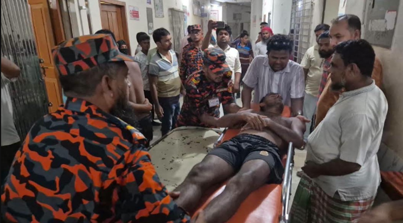 রাজবাড়ীতে নৌকা বাইচ প্রতিযোগিতায় সংঘর্ষ, আহত ২০